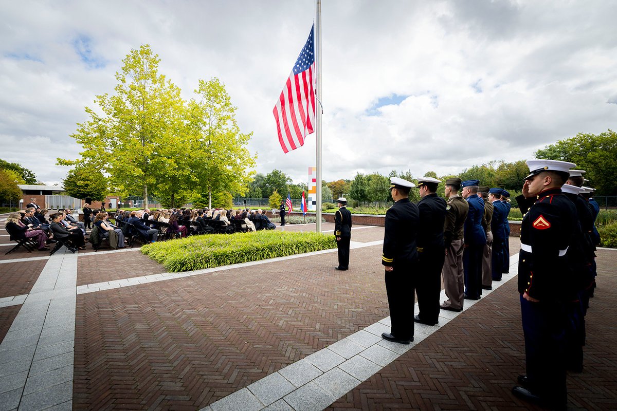 DefensieMin's tweet photo. 25 jaar na 9/11 staan we stil bij iedereen die op die donkere dag het leven verloor. Maar ook bij waar we voor staan: vrijheid. We moeten haar elke dag verdedigen. Vandaag staan we naast onze Amerikaanse bondgenoten, schouder aan schouder voor onze vrijheid. https://t.co/7mktE1MeYX