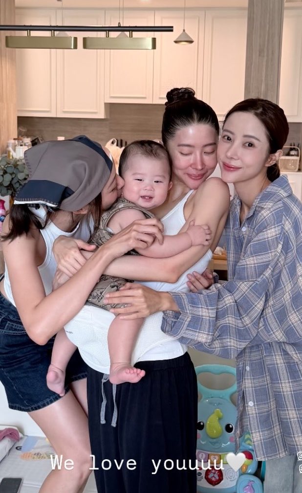 vousjay's tweet photo. สาวที่แกล้งคีธ คือป้านิวเคลียร์นะค้าบ คีธอารมณ์ดีกับสาวๆทุ้กคนจริงๆ เพื่อนแม่มาหาก็อารมณ์ดีด้วยหมด แล้วใครจะไม่หลงเฮีย🥺💖 https://t.co/bSpWEcnRiz