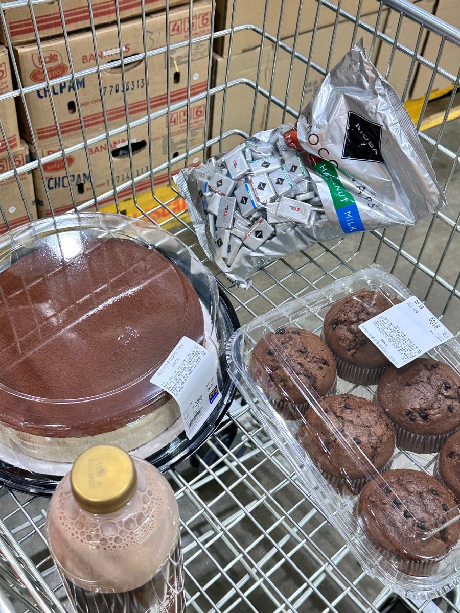qine999's tweet photo. Yesterday our neighbor’s kid helped me carry my grocery bags up the stairs—today I brought homemade chocolate chip cookies for the whole family! Small acts that turn strangers into neighbors https://t.co/Gbk6DCkJSD