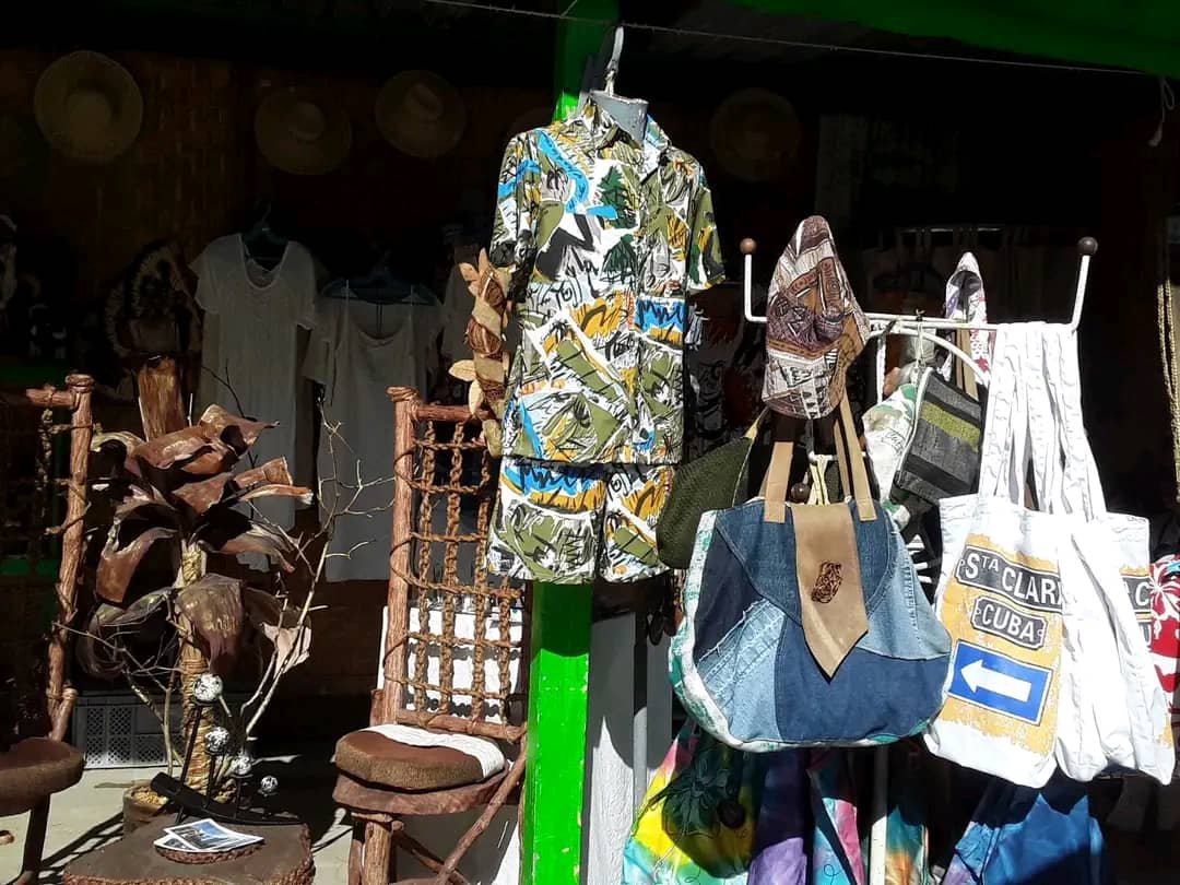 AnibalHG02's tweet photo. 🇨🇺🪡 La Asociación Cubana de Artesanos Artistas (ACAA) en #VillaClaraConTodos presenta una renovada oferta en pleno boulevard de #SantaClara.

📷 Leonor Ester Martínez de @radiocmhw 

#CubaEsCultura https://t.co/J302ACDgdt