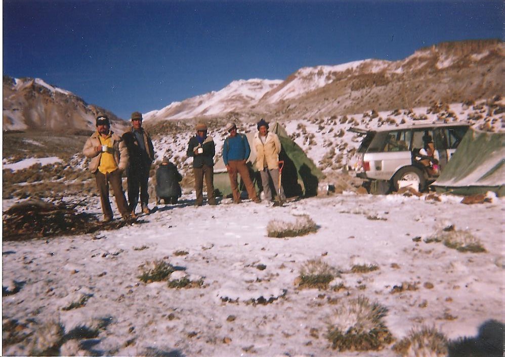 dgarzon1943's tweet photo. Solo para ilustrar cómo nacen los proyectos. Imágenes de uno de ellos en las alturas del SW potosino. La llegada de equipo a la pequeña comunidad a lomo de "burros". La otra foto, años después, un campamento base en el camino de acceso (El autor, primero de la izquierda). https://t.co/P1q7K33M6p
