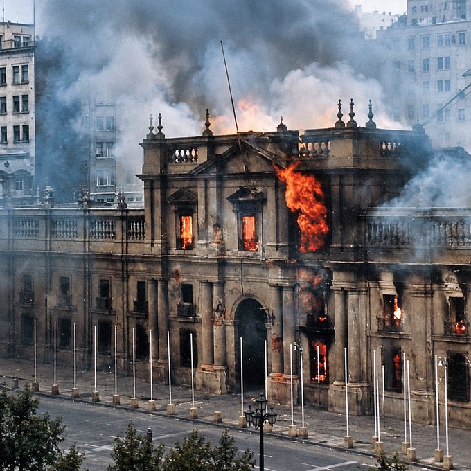 epigmenioibarra's tweet photo. Un día como hoy fue asesinado en La Moneda el presidente de Chile Salvador Allende. 

Por órdenes de Nixon y Kissinger la Marina y el ejército dieron un cruento golpe de estado. 

Pilotos norteamericanos de la CIA bombardearon el Palacio Presidencial. 

La oligarquía y la derecha chilena colaboraron con los militares en las operaciones de limpieza que cobraron más de 40 mil víctimas. 

La larga noche del fascismo cayó con Augusto Pinochet sobre ese país hermano al que hoy gobierna un hijo de un nazi, un pinochetista militante. 

“Se abrirán algún día las alamedas para que por ellas pasen las mujeres y hombres libres” como anunció en su último discurso Allende? 

Yo confío en que el pueblo chileno despertará pronto.