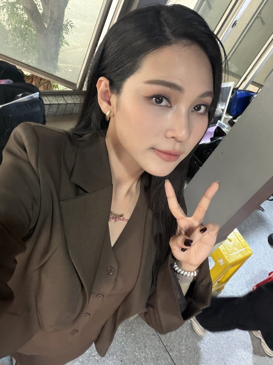 mintsanyim's tweet photo. ฉันไม่ไหวละ รีทวิตไปค่ะ แจกใจเอ้ยแจกตังค์100บาท 1 คนแต่ถ้าเป็นดาราชื่อบิ๊นท์ทักมาได้เลยไม่ต้องรอสุ่ม สูทอะไรจะเท่าสูทหล่อ พี่ธรดิwa

#ข่มขลัง
#bintsireethorn
#ไอ้ทองของแม่ครู https://t.co/TEsG8Vqtsv