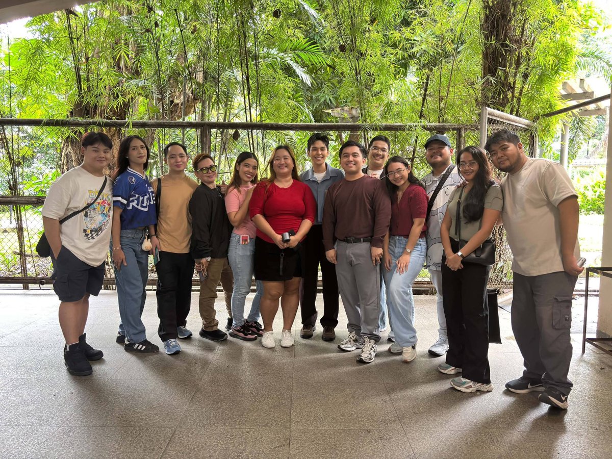 reivengerssss's tweet photo. Reivengers meet and greet with @reiven_umali at the ABS-CBN audience entrance.

#ReivenUmali #Reivengers https://t.co/2Lf5MkF5sA