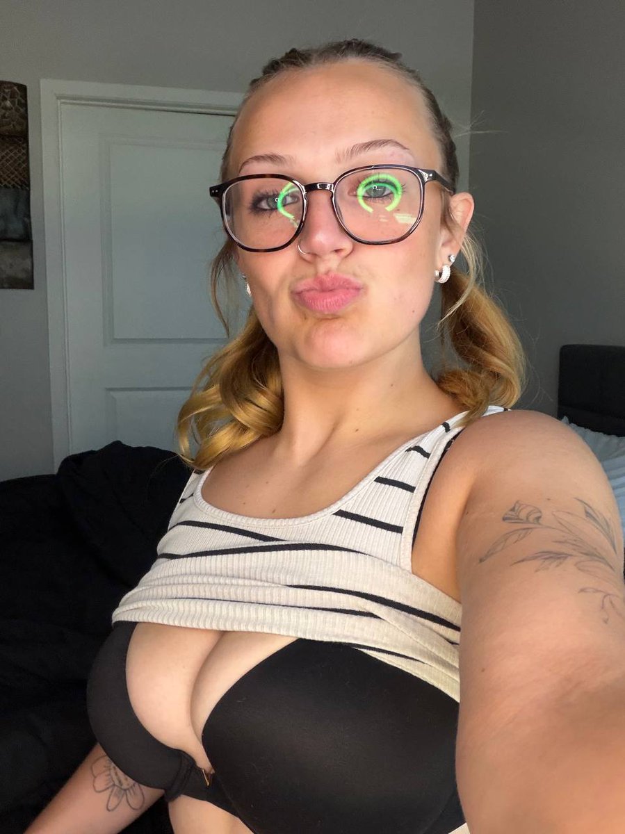 MertcanHallrvo's tweet photo. anyone still find tan lines attractive? https://t.co/40htKDasDW