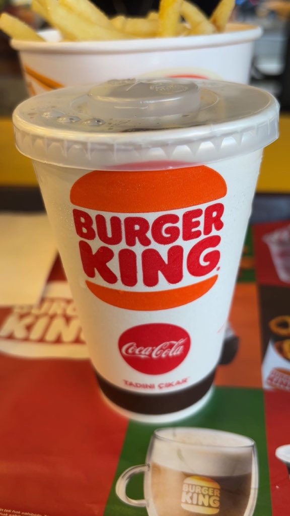 lovedevout's tweet photo. abi burger mc gibi yerler nıye kolaya su ekliyor sorununuz ne abi birde bu kolanın kucuklugu saka mı https://t.co/uhyIbwcPx4