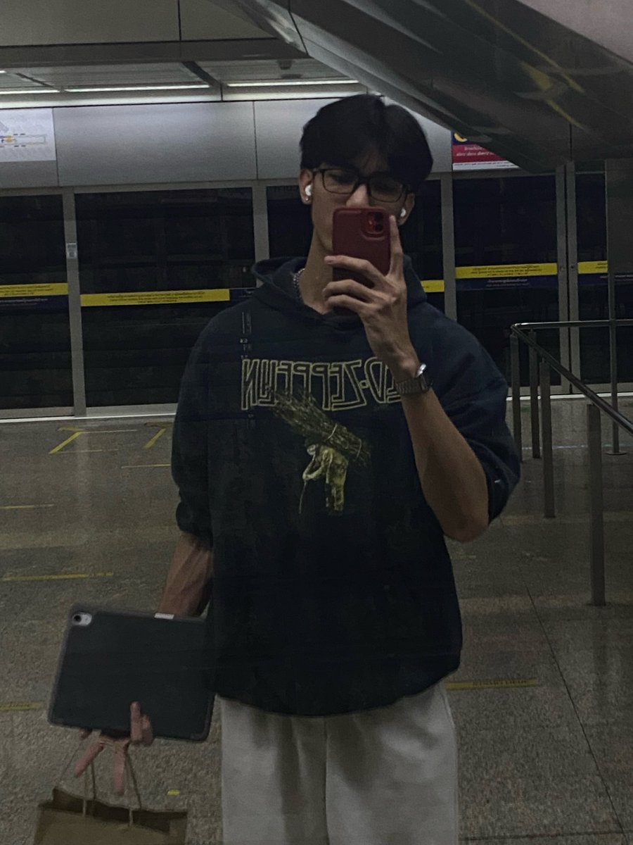 Pattara_06's tweet photo. กลับไปใส่แว่นดีไหมนะ…🤓 https://t.co/QfmZAOcXwT