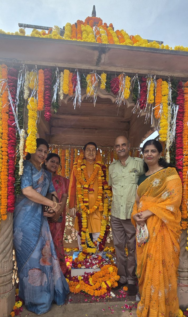 RSTomarDr's tweet photo. मध्यप्रदेश के पूर्व मंत्री,पूर्व सांसद हमारे मार्गदर्शक व प्रेरणास्रोत कैलाशवासी श्रद्धेय महेन्द्रसिंह जी कालूखेड़ा की 9 वीं पुण्यतिथि पर आज कालूखेड़ा में उनकी प्रतिमा पर माल्यार्पण कर उन्हें श्रद्धांजली अर्पित की।
जब तक सूरज चांद रहेगा,
महेन्द्रसिंह जी का नाम रहेगा । https://t.co/4ru6hiOpS4