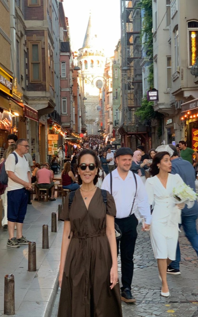 tunaboyutarihi's tweet photo. Gün batımı, Galata ve kalabalık sokaklar...
İyi akşamlar İstanbul'dan 🌙
#Galata #İyiAkşamlar
Ne kadar #İspanyol Turist var buralarda. Hoşgelmişler🌻
Bienvenidos amigos españoles a nuestra hermosa İstanbul!🇹🇷🇪🇸
#anı https://t.co/qDYPv8EOTp