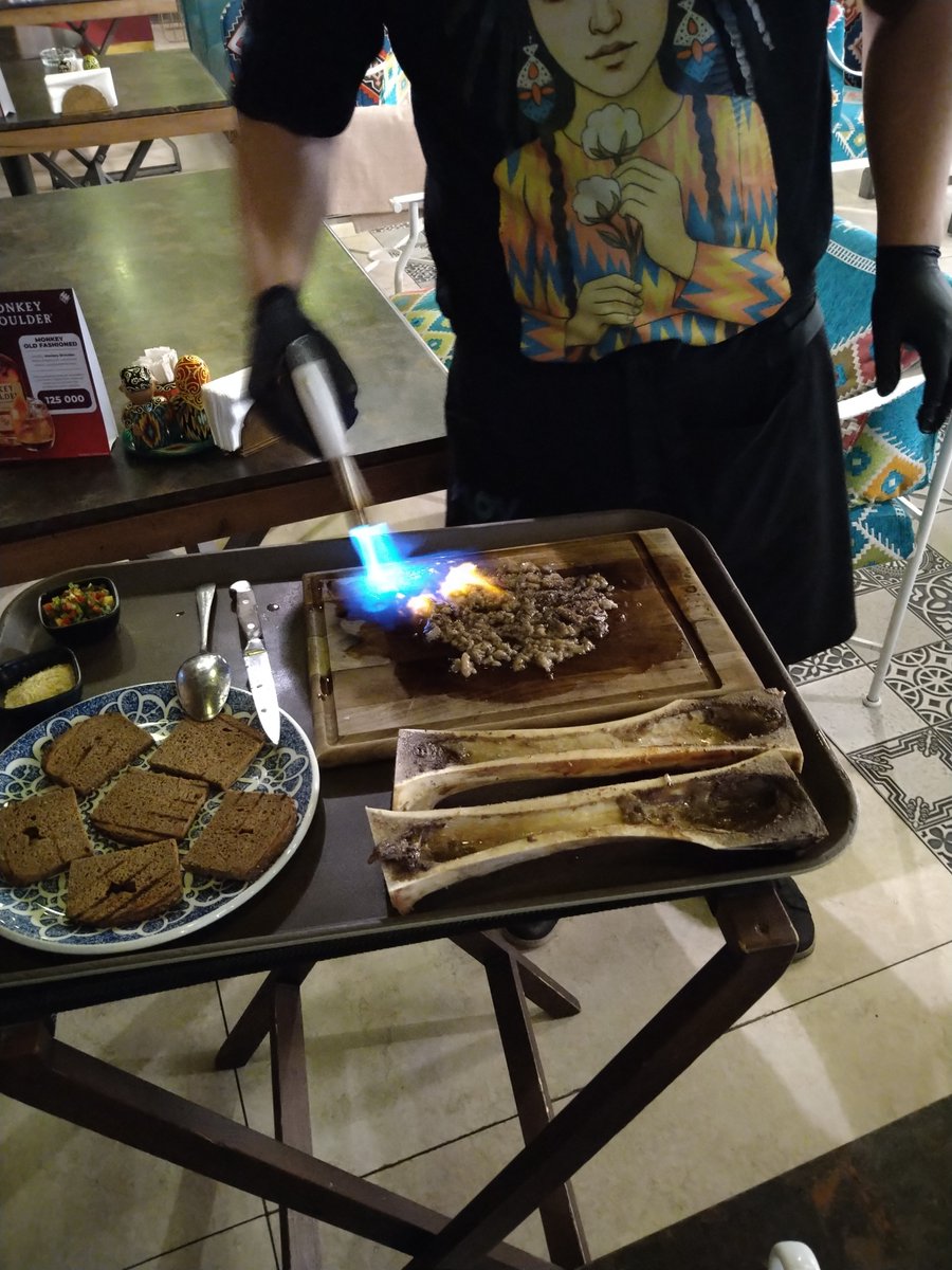 JWC07257445's tweet photo. 無事にタシュケントへ着いて定番のウズベキスタン料理店で夕食です
#ウズベキスタン料理
#牛の骨髄料理 https://t.co/aTMyXdsxfC