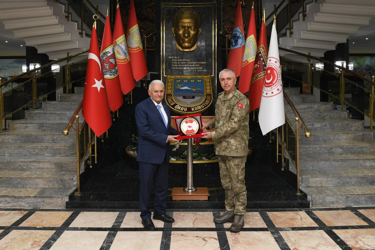 BY's tweet photo. Erzincan 3. Ordu Komutanı Korgeneral Burhan Aktaş’ı ziyaret ettik.

Yeni görevlerinde üstün başarılar diliyor, misafirperverlikleri için teşekkür ediyorum. https://t.co/8ykYzmFwhf