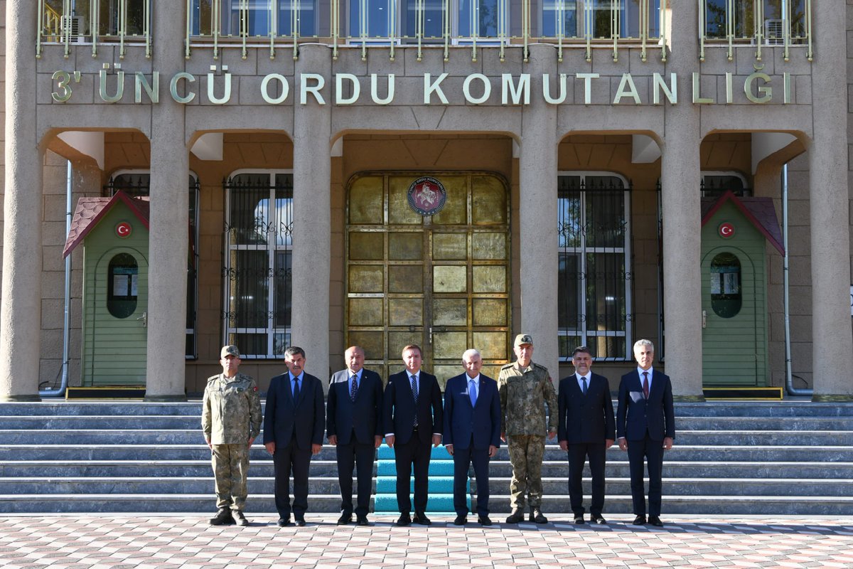BY's tweet photo. Erzincan 3. Ordu Komutanı Korgeneral Burhan Aktaş’ı ziyaret ettik.

Yeni görevlerinde üstün başarılar diliyor, misafirperverlikleri için teşekkür ediyorum. https://t.co/8ykYzmFwhf
