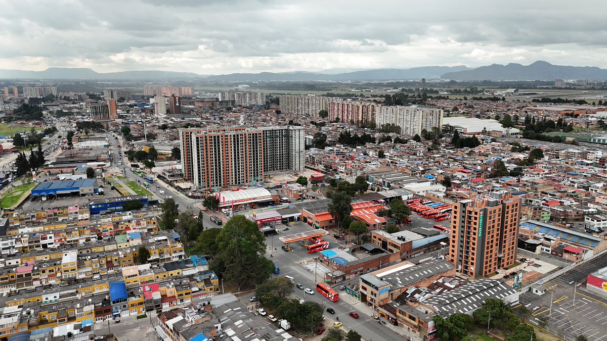 JD_Quinteror's tweet photo. ¿Ustedes no están mamados de ver estos adefesios de colmenas humanas en Bogotá ?🚨

Nosotros demasiado, por eso realizaremos un foro junto a la @URosario para explicar esta problemática y dar soluciones a los bogotanos. 

Estaremos con el Distrito @planeacionbog y varios concejales escuchando a la ciudadanía, acompáñenos!

Miércoles - 16 de sep, 5 pm -  📍 U. Rosario