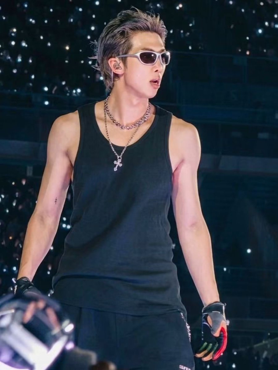 rashiduzzaman82's tweet photo. Happy birthday to my incredible bias Kim Namjoon today. 🎂🎉🎊 #HappyBirthdayKimNamjoon #BTS #BTSARMY https://t.co/6ojmW3vY9l