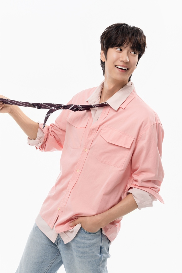 Mewie_shiny's tweet photo. #NaInWoo : (ต่อ) แต่ผมก็ตั้งใจเตรียมตัวอย่างหนัก และพยายามสุดค.สามารถเพื่อถ่ายทำออกมาให้ดีที่สุด นอกจากนี้ #LoveOClock ยังเป็นจุดเริ่มต้นที่ทำให้ผมหันมาเล่นเทนนิสด้วย คิดว่าถึงจะถ่ายทำเสร็จแล้ว ผมก็คงจะเล่นเป็นงานอดิเรกต่อไปเรื่อยๆ
#ナイヌ #나인우 #นาอินอู #羅人友 https://t.co/Nv85lKTot7