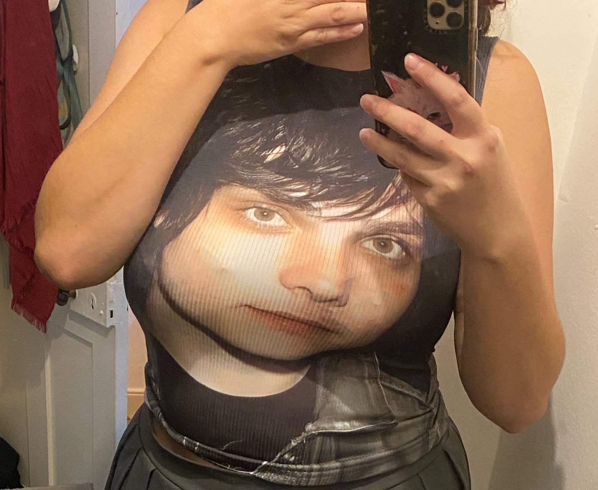 ExplodinClown's tweet photo. I got the other two also but my tits in the second one make him look like a damn chipmunk 😂 https://t.co/Ebbz3HjSmS