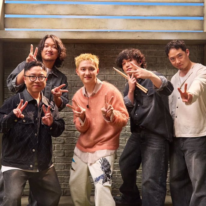 solornbalbum's tweet photo. kyungsoo went from doing a fancon tour alone, to having dohper band for d.o. it concert tour and now he has a team of backup dancer called “Team D.O.”🥹 his little team keeps on growing from time to time💕 https://t.co/Cv83uIZug3
