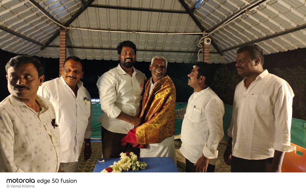 BhaskarYanamala's tweet photo. నంద్యాలలో

🎉 బాణసంచా పేల్చి, నినాదాలు గర్జించి,  
పెద్ద ఎత్తున జనసైనికులు ఆయనతో కలసి  
ఒక ఉత్సాహభరిత వాతావరణాన్ని సృష్టించారు.  

ఈ సందర్భంగా భాస్కర్ గారు హామీ ఇచ్చారు –  
“జనసేన కోసం బలంగా నిలబడి,  
ప్రజల హక్కుల కోసం చివరి వరకు పోరాడతాను!  
@JanaSenaParty @PawanKalyan https://t.co/n6ABNoTTXJ