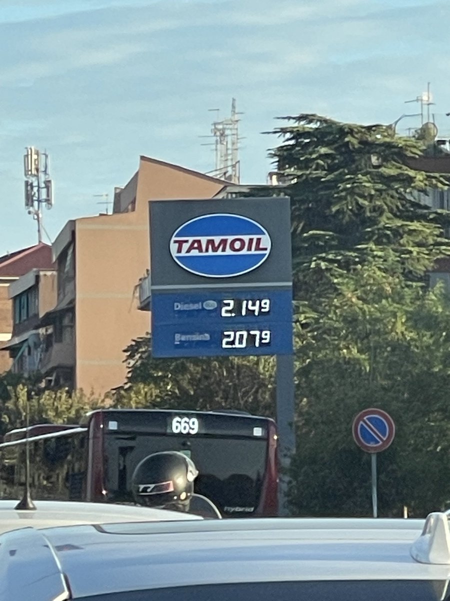 MarxKarletto's tweet photo. @GiorgiaMeloni batti lei #filini https://t.co/N85nsLt9xA