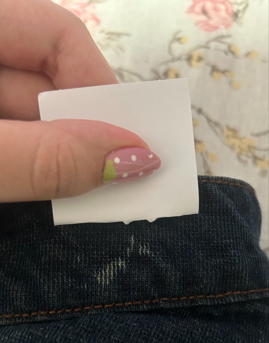 subcellebridade's tweet photo. e quando você compra a saia que você mais queria no site da @Lojas_Renner porque é o único lugar que tem seu tamanho e eles te mandam a ÚLTIMA PEÇA com a ETIQUETA estrategicamente cobrindo um defeito que você só consegue ver depois de arrancar e perder o direito de troca? 😍 https://t.co/7Yb6P4WZkU