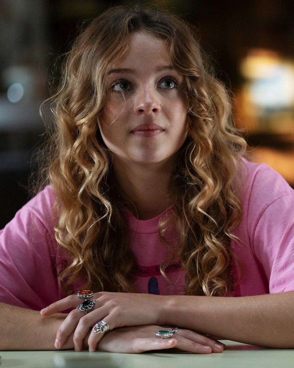 infobobragason's tweet photo. SAUDADES DELA! ✨️🌲 | Nova foto da Oona sem-sobrenome postada pela Prime Video no instagram. Quem mais já tá morrendo de saudade dessa loira apaixonante de muskoka? https://t.co/y0Qzn3HZTr