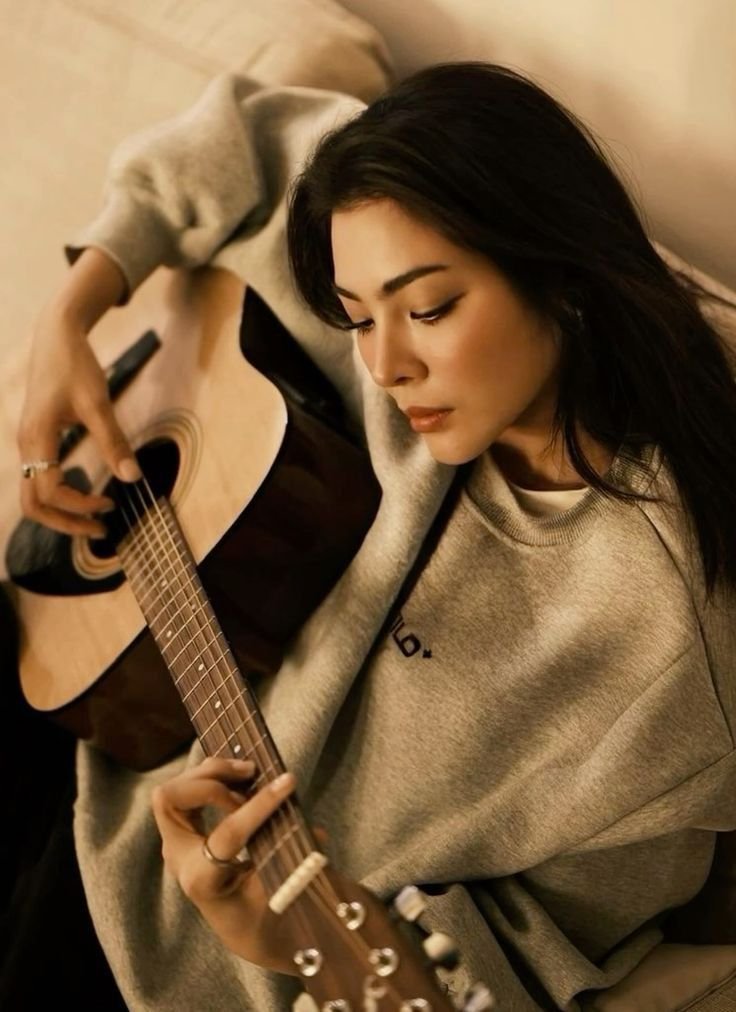 FayeAtom_Arg's tweet photo. Who else is dying to see FayeAtom play the guitar and sing a song together? 👀🌻🍑

#FayeAtom #FayePeraya #AtomPariya https://t.co/cOA9W7zGcV