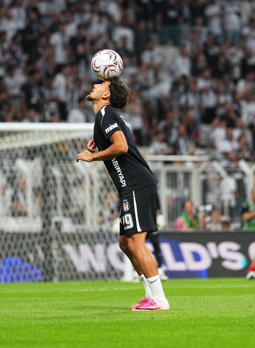 Besiktas's tweet photo. Şimdi ısınma zamanı, sahadayız! 

🏴🏳️ https://t.co/HbXAtz5WLA