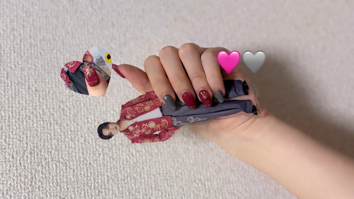 hc7991's tweet photo. もう片っぽの手は衣装ネイル💅🩷🩶ナポレオン衣装の時夏喜くん見る度に(つまりずっと)私の爪だ…と思ってたꉂ🤭💭
両手にSUNFLOWER詰め込んでとても幸せ‼️福井も代々木もこれで迎えないのが残念なまである😭(ホンマにね)
#SF_FNT https://t.co/DQXvfJz9vF