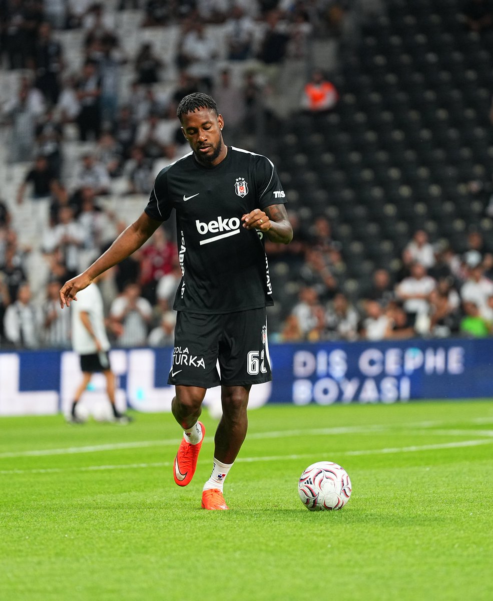 Besiktas's tweet photo. Şimdi ısınma zamanı, sahadayız! 

🏴🏳️ https://t.co/HbXAtz5WLA