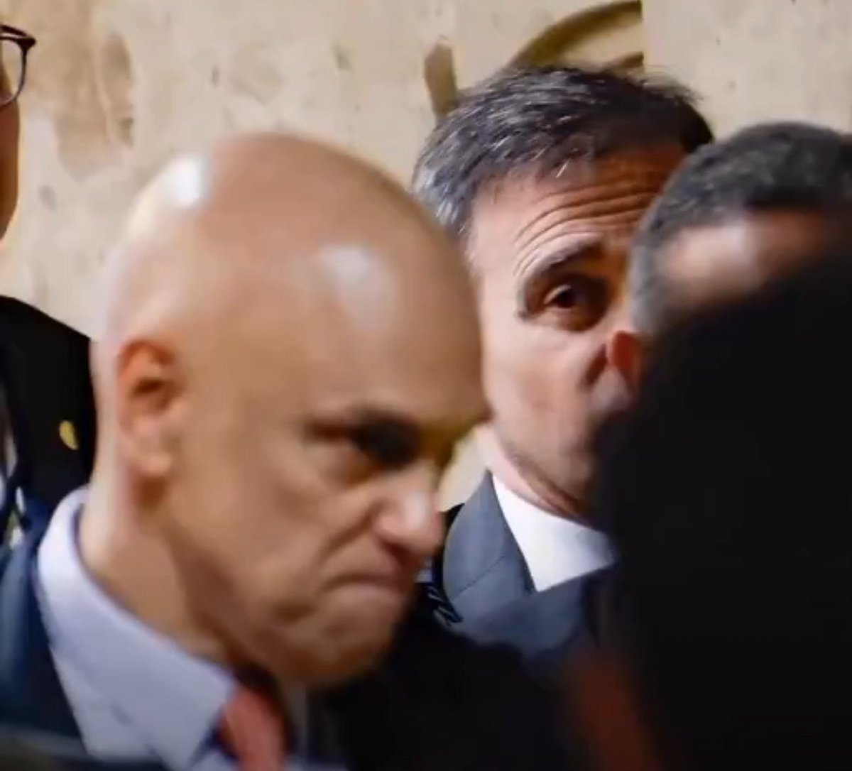 Opressor__ZV's tweet photo. Alexandre de Moraes, parte pra cima e acusa ministro André Mendonça de quebrar sigilo apenas do que lhe convém e pede o levantamento total dos sigilos do Banco Master. O cabeça de ovo, alega que são 180 documentos que permanecem sob sigilo.

Abra o iCloud @MinAMendonca! https://t.co/ElMElRI4K0