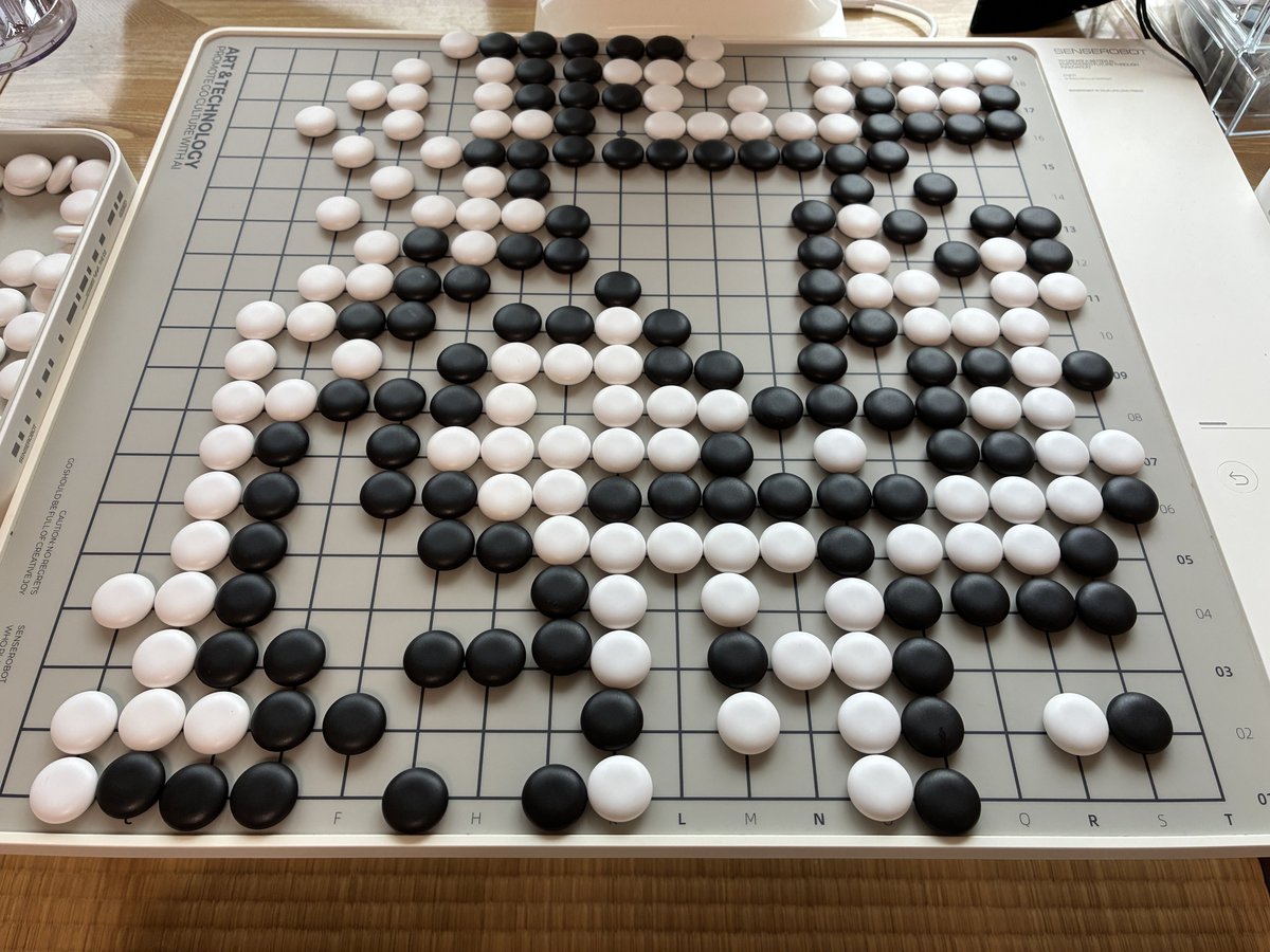 matunagayayoi's tweet photo. 今朝のセンちゃん対局。35.5目差で勝利🎉
通算2勝目😄
右辺に入ってきた白を殺せたのがご自慢だったけど、 https://t.co/oYsppntwQs のAIコーチはもっと前に殺せる手があったという。盤面にAIの推奨手がでなくなっている。バグ?
#囲碁 #Playgo #Senserobot #AI分析 https://t.co/h0pMPwS6aF