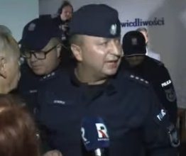 DariuszMatecki's tweet photo. Policjant reżimowy? Jest przy każdej politycznej sprawie, gdzie trzeba likwidować opór opozycji. Był jak zaatakował mnie aktor wpuszczony do Sejmu przez Zbigniewa Girzyńskiego, był przy przejmowaniu instytucji publicznych, a nawet mam nagrane jak osobiście broni i sam trzyma wieniec znieważający śp. Prezydenta Kaczyńskiego na Placu Piłsudskiego. 

A teraz ten sam w Akademii Wymiaru Sprawiedliwości.