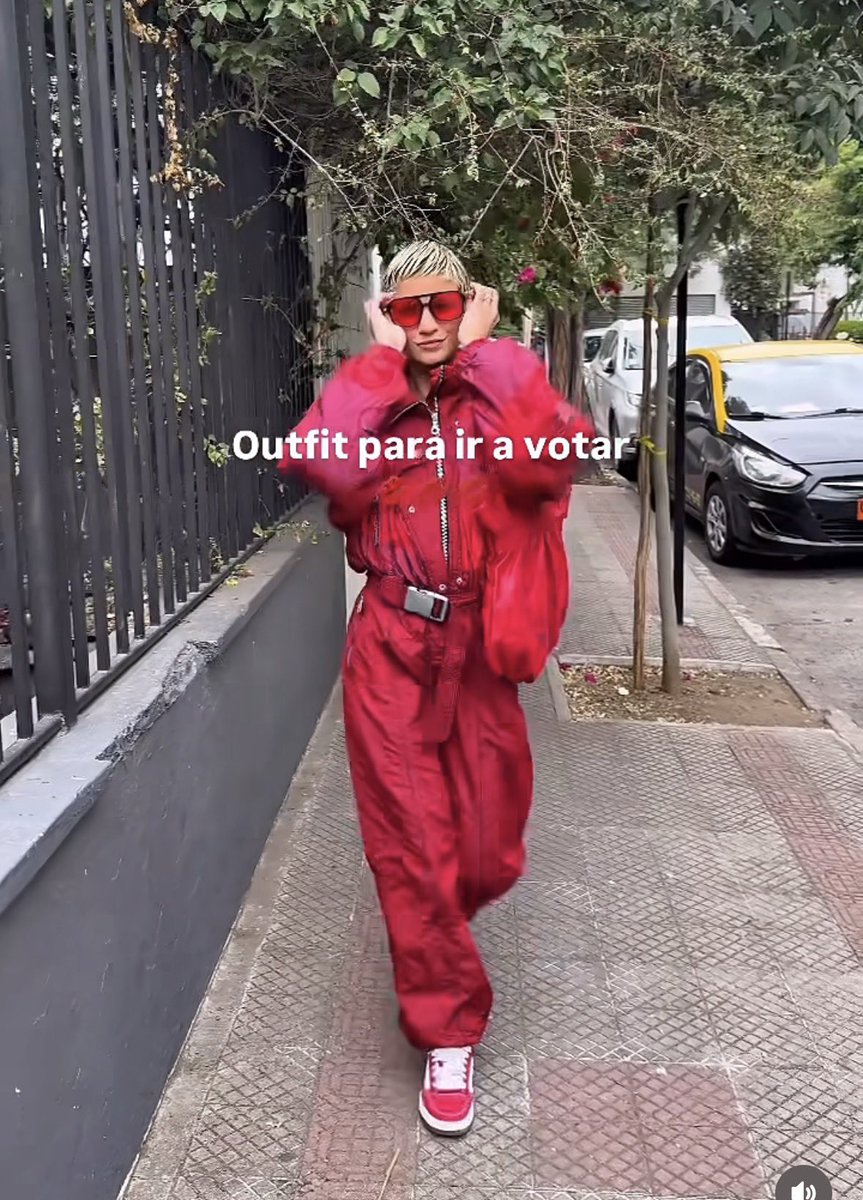 onlylovingchuu's tweet photo. Dejen de creerle a los influencers y su “activismo” que es solo por buscar pantalla. Vas de rojo a votar y presumes tu conciencia social, pero después te grabas al lado de un ex centro de tortura mientras hay personas conmemorando a sus familiares torturados y desaparecidos ??? https://t.co/oHXVdYahw8