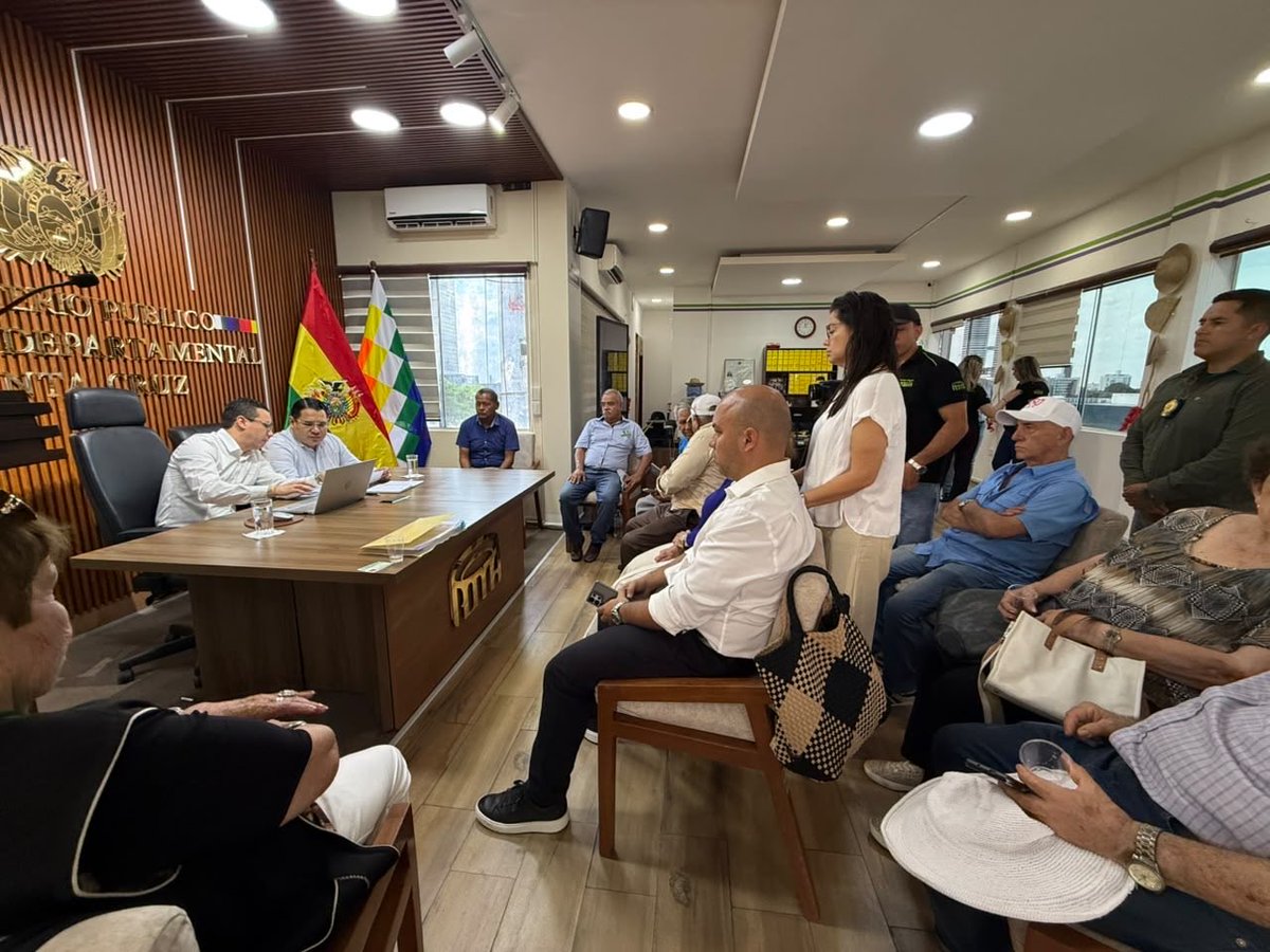 FGE_Bolivia's tweet photo. 📍FISCAL GENERAL ATIENDE A ADULTOS MAYORES Y RATIFICA SU POLÍTICA DE PUERTAS ABIERTAS EN LA FISCALÍA

https://t.co/rBKJ50mJyA

#EcosistemaROMA
#MinisterioPúblicoBolivia
#RogerMariacaFiscalGeneral https://t.co/EuKkZMhbIX