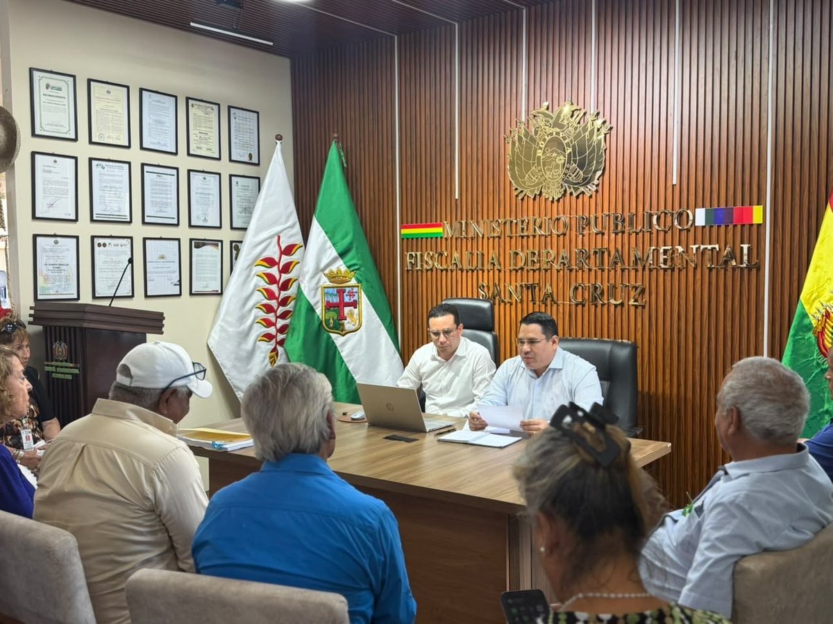 FGE_Bolivia's tweet photo. 📍FISCAL GENERAL ATIENDE A ADULTOS MAYORES Y RATIFICA SU POLÍTICA DE PUERTAS ABIERTAS EN LA FISCALÍA

https://t.co/rBKJ50mJyA

#EcosistemaROMA
#MinisterioPúblicoBolivia
#RogerMariacaFiscalGeneral https://t.co/EuKkZMhbIX