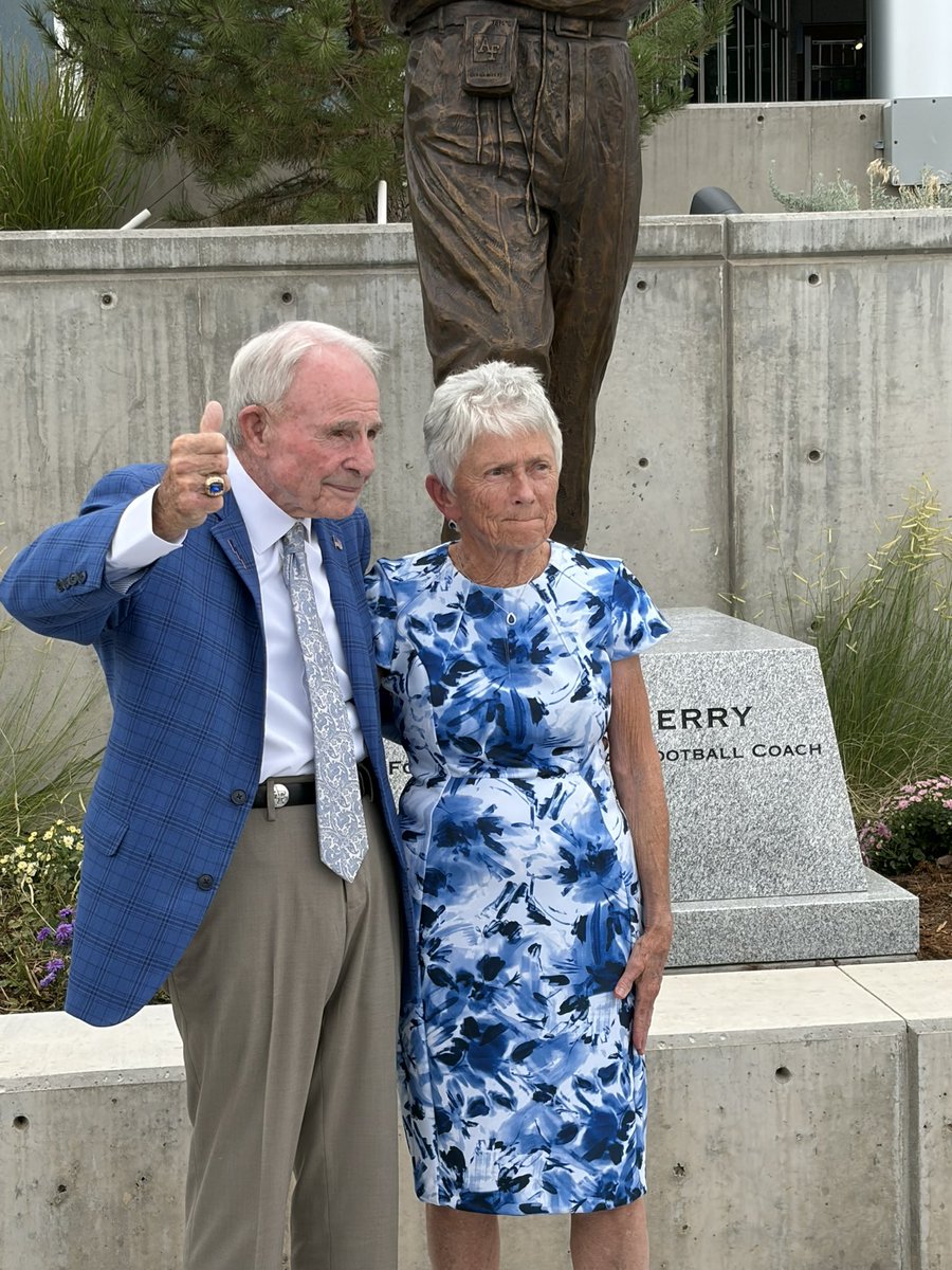 FisherDeBerry's tweet photo. Incredible day at the United States Air Force Academy, where the FISHER DEBERRY STATUE was dedicated outside of Falcon Stadium. Over 500 former players, coaches, members of the community, family and friends came out to celebrate the coaching Legend and his wife, Lu Ann 🏈 🏆 https://t.co/Wksynumwg0
