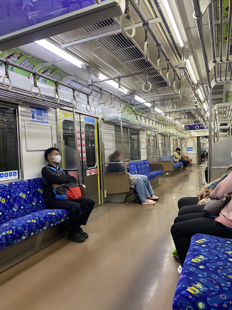 adhityadiit's tweet photo. @infoBMKG Commuterline BOO-JAKK sampe berhenti dulu utk pengecekan stlh gempa ini https://t.co/TwZMVPEVOu
