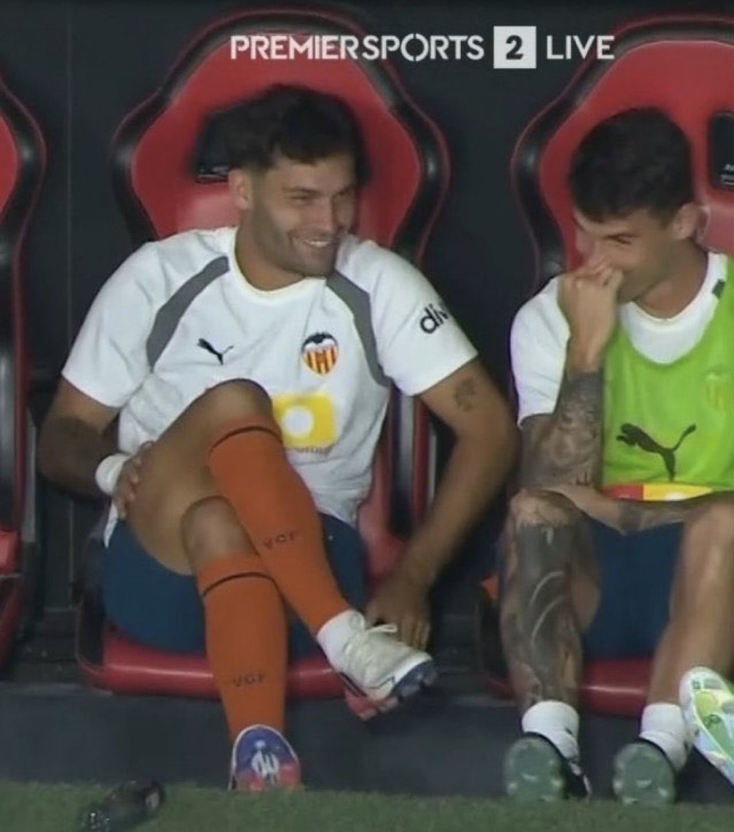 Sete_VCF's tweet photo. ¿A que no sabéis que delantero que llegó con sobrepeso pidió 4 pizzas a domicilio después del 0-5 del Barça?
Os doy una pista, sale en esta foto https://t.co/zi2jaMl1oP