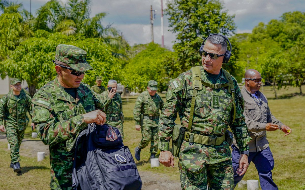 COMANDANTE_FFMM's tweet photo. Ahora, estamos en Norte de Santander con una misión clara: fortalecer las operaciones militares y policiales, cerrar espacios a las estructuras criminales y proteger a las comunidades de este departamento y de nuestra zona fronteriza.

A quienes pretenden sembrar miedo mediante atentados y acciones terroristas les decimos con absoluta claridad: no nos van a detener. Cada ataque reafirma nuestra determinación. Las @FuerzasMilCol seguirán avanzando, actuando con firmeza, inteligencia y contundencia contra quienes amenazan la vida y la tranquilidad de los colombianos.

En Norte de Santander, Colombia no retrocede.

Unión - Integridad - Victoria 🇨🇴