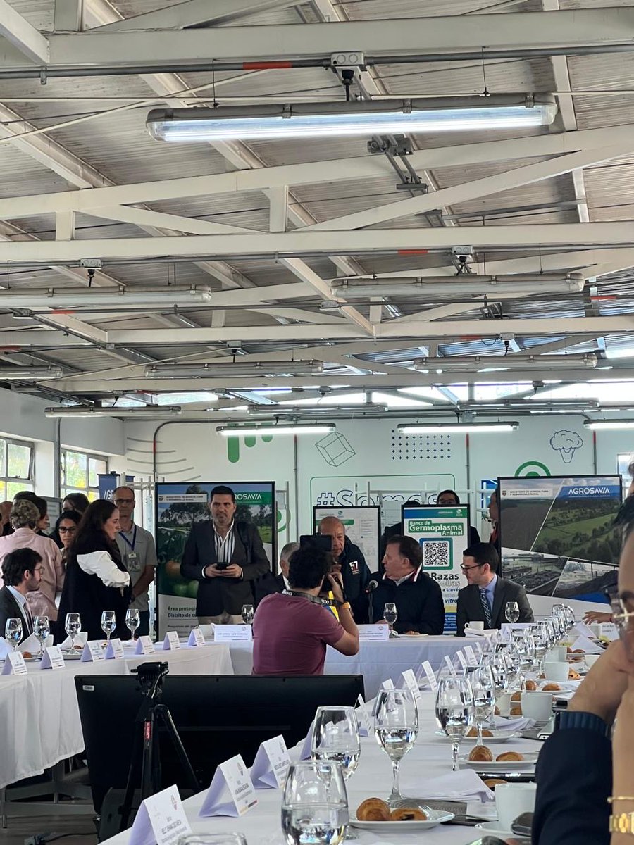 GoberNorte's tweet photo. El ministro de Agricultura, Indalecio Dangond, instaló la sesión del Consejo Nacional de Secretarios de Agricultura (#CONSA) en AGROSAVIA y dio la bienvenida a los Secretarios de Agricultura de todo el país 🌽🌾
➡️ “Aquí estamos todos trabajando por el país, para sacarlo adelante”. El ministro destacó el trabajo articulado para atender las diferentes emergencias y situaciones que ha enfrentado Colombia, mientras se avanza en todos los frentes de acción del Ministerio. 🚜🇨🇴