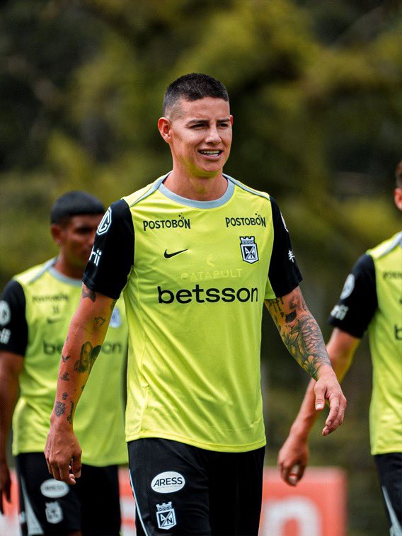 AtlNacional1947's tweet photo. Todavía sigo sin creerme que el mejor jugador en la historia de la Selección Colombia, juega en Atlético Nacional. Parece mentira guevon jajajaja https://t.co/28TJGzaCfn