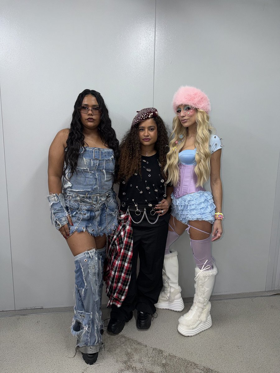tiamilenabbb's tweet photo. Os opostos se atraem 😂
Trio de milhões 🤘🏽🎸
#RocklnRioNaGlobo https://t.co/Dyg1jzNk0n