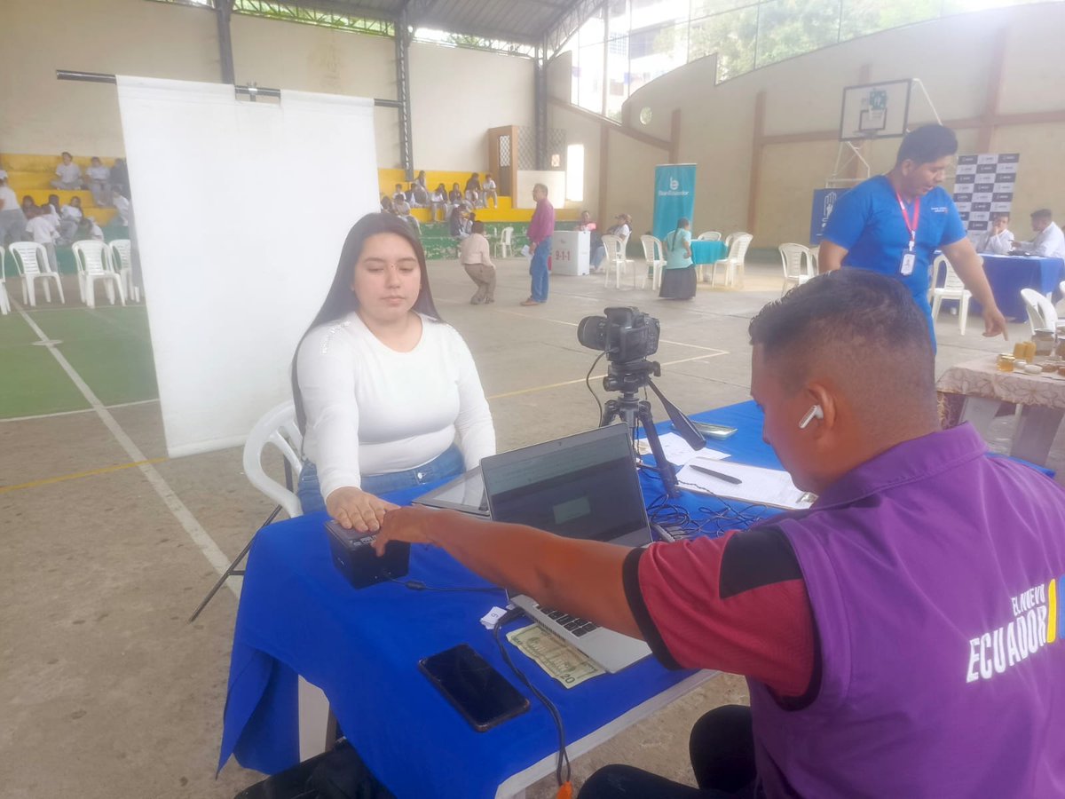 RCivil_Zona7's tweet photo. 📍#ElOro| La Brigada Social "El Gobierno a tu lado" llegó al Coliseo Oswaldo Loaiza en la  parroquia Moromoro, cantón Piñas, acercando el servicio de cedulación a la ciudadanía de este importante sector.

Fortaleciendo la presencia del Estado 🇪🇨 https://t.co/PmHsTw4wxr