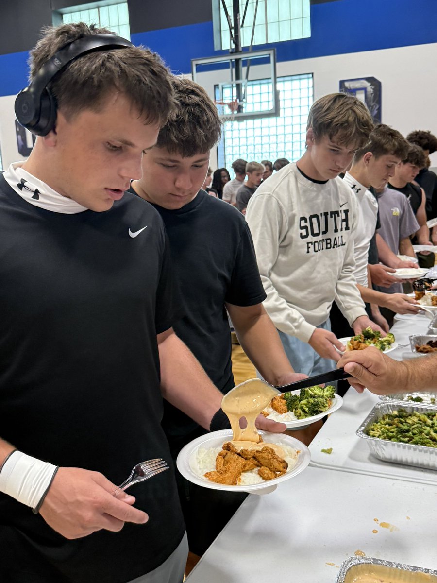SouthWarrenFB's tweet photo. Got that Cabell’s Iron Nutrition goodness served up by parent supporters to get our guys locked in for tonight’s mission. #almosttime #buildinggreatness #anchorthechain https://t.co/csyZJ7jpfm