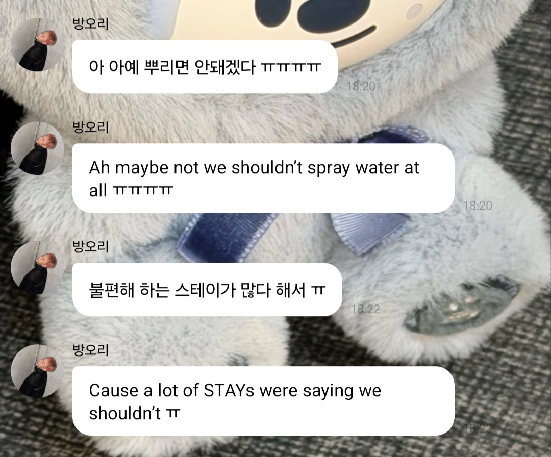 realskzoo's tweet photo. CHN en 🫧
[260911/🇧🇷]

🐺: Solo rociaremos una cantidad decente de agua
🐺: No quiero que los/as STAYs se resbalen, se caigan, se rompan algunos huesos y se lastimen ㅠㅠㅠ
🐺: Ah, tal vez no, no deberíamos rociar agua para nada ㅠㅠㅠㅠ
🐺: Porque muchos/as STAYs decían que no deberíamos ㅠ