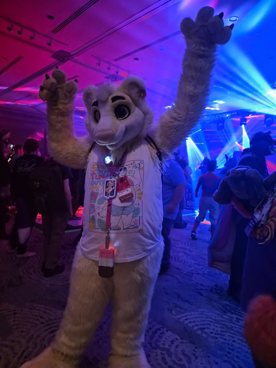 HannyBadgers's tweet photo. Here's a mini IFC photo dump for #fursuitfriday 

#Indyfurcon was once again truly amazing especially being in the new hotel downtown! 
Genuinely one of the best cons out there, im already excited for next year! #IFC26

🪡- @WildDogWorks https://t.co/h0d0Mghrkz