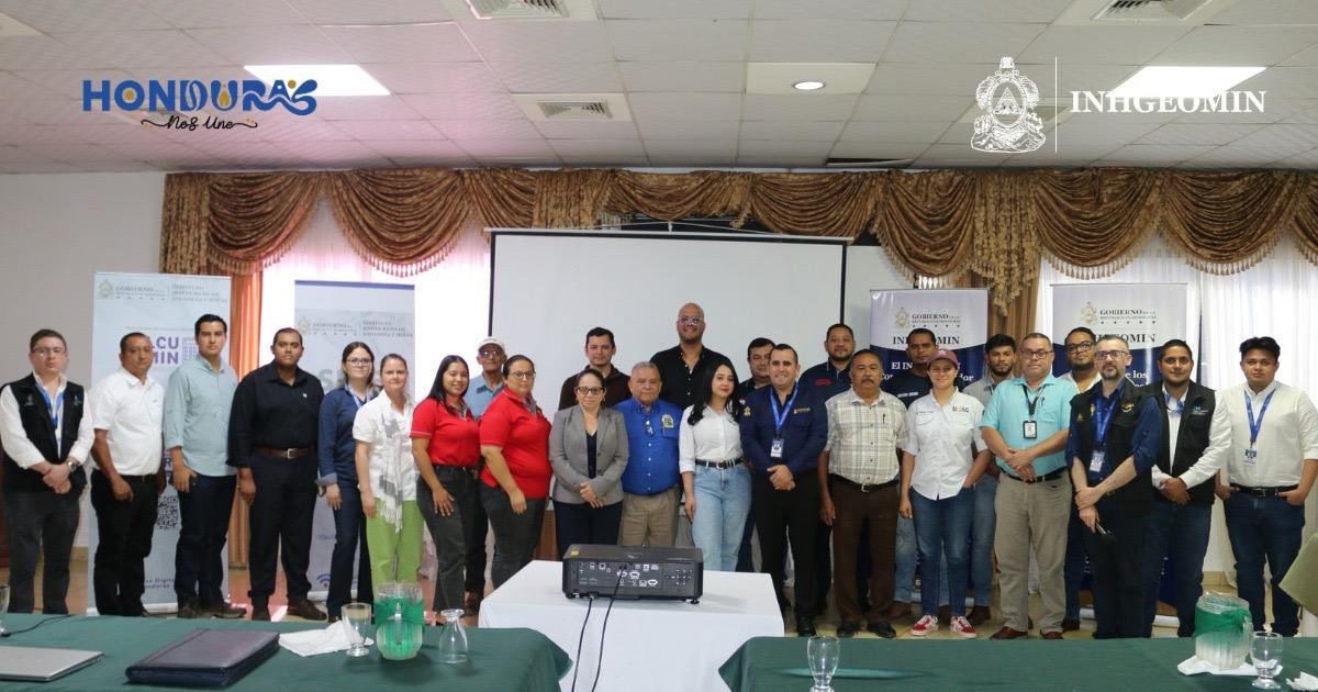 Inhgeomin_hn's tweet photo. 🇭🇳 Municipios de Cortés y Yoro avanzan en gestión minera
El INHGEOMIN y la AMHON brindaron orientación sobre regulación minera y la plataforma SIGEM, fortaleciendo la gestión municipal y la simplificación de procesos.
#INHGEOMIN #GestiónMinera #SIGEM #AMHON #GobiernoQueHace https://t.co/2KWX6Lrgrr