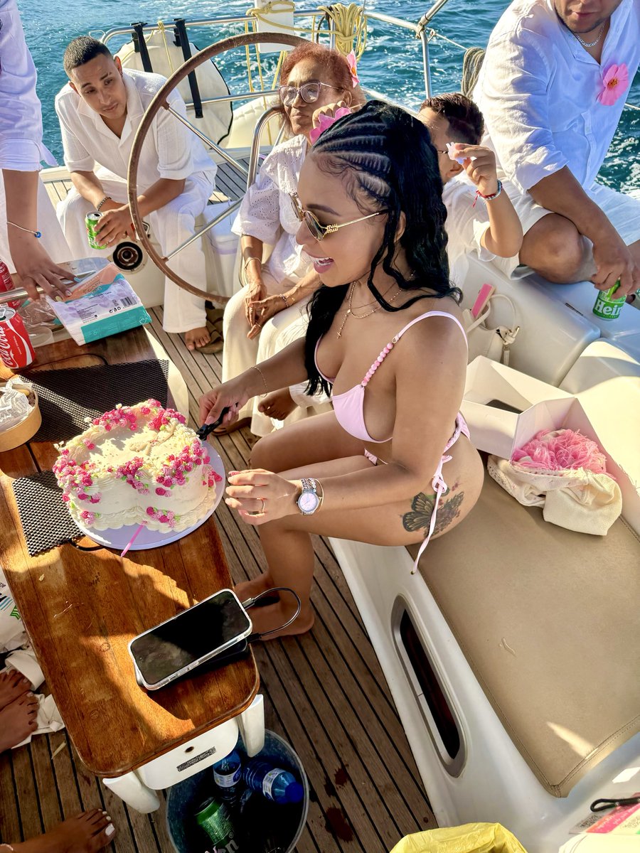 023LauraVanesa's tweet photo. My birthday 🛍️🎀 https://t.co/1aoHErQhGG
