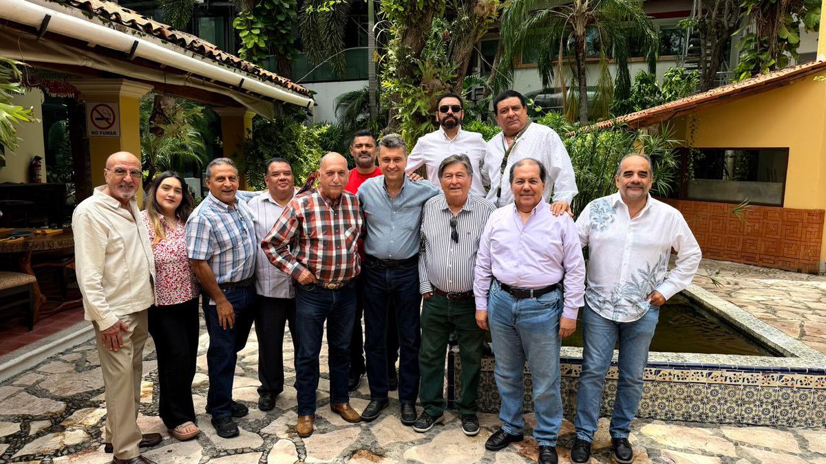 suarcus's tweet photo. Un buen momento con la banda en el edén del sureste mexicano .. https://t.co/QbMJBWYHij