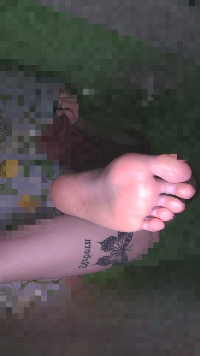valeriasykes16's tweet photo. Focus on whats important, aka Me and My feet~ https://t.co/QnQAqEJ0ML